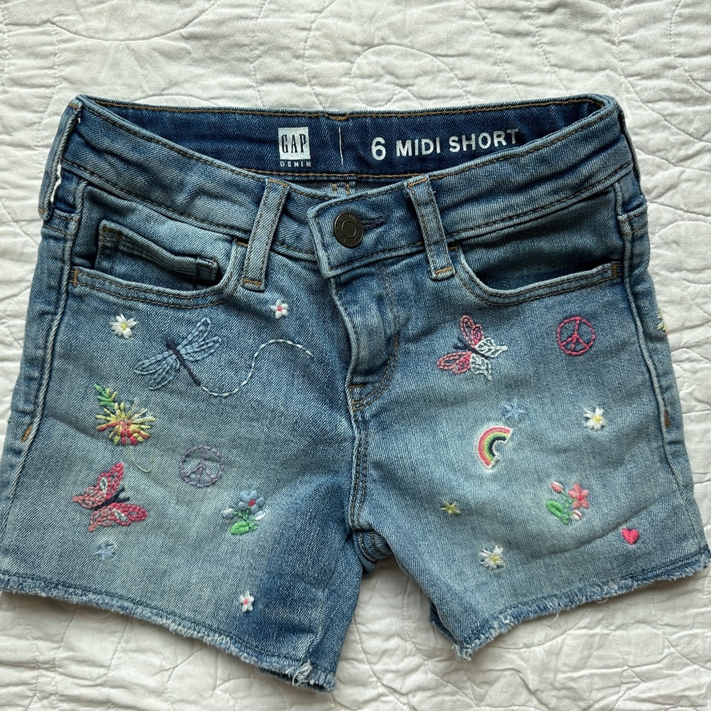 Girls Embroidered Gap Midi Jean Shorts - size 6
